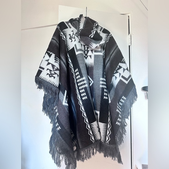 Alpaca 🦙 yarn 🧶 double sided, poncho with hoodie, Peruvian. - Picture 3 of 5